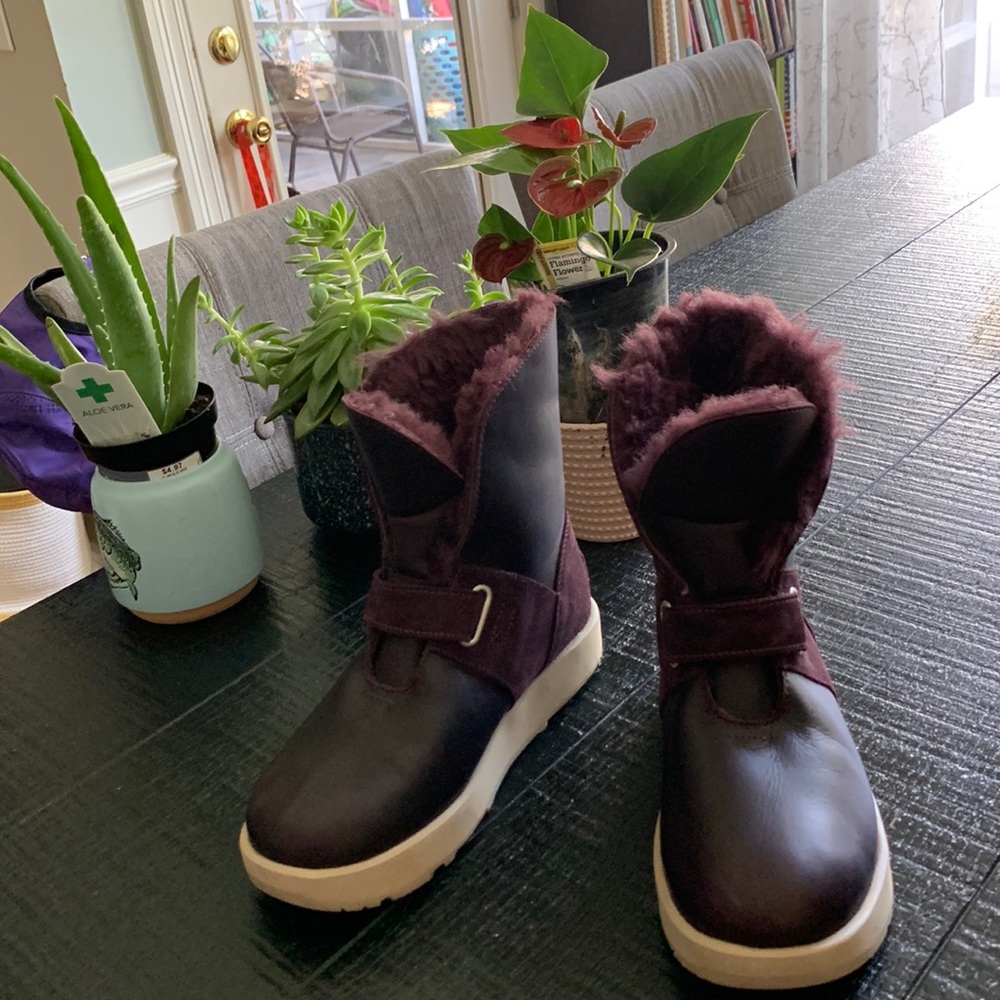 UGG ISLEY WATERPROOF LEATHER BOOT / SIZE 6.5 / PORT